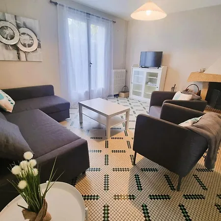 بيت للعطل Large Family House 300m From The *
